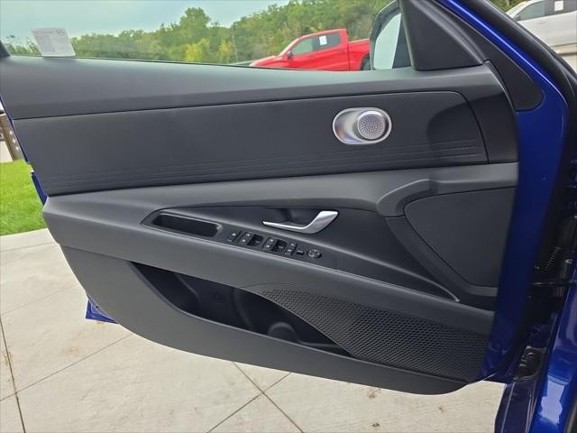 Hyundai Elantra Vehicle Full-screen Gallery Image 24