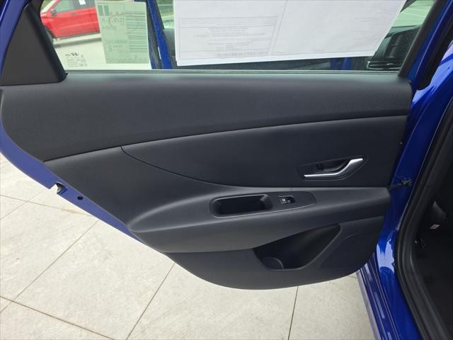 Hyundai Elantra Vehicle Full-screen Gallery Image 27