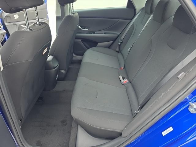 Hyundai Elantra Vehicle Full-screen Gallery Image 28