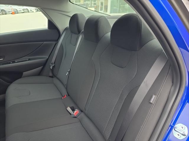 Hyundai Elantra Vehicle Full-screen Gallery Image 29