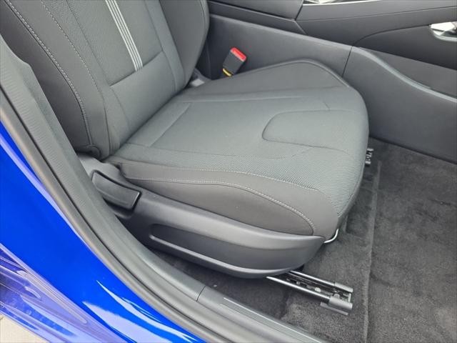 Hyundai Elantra Vehicle Full-screen Gallery Image 30