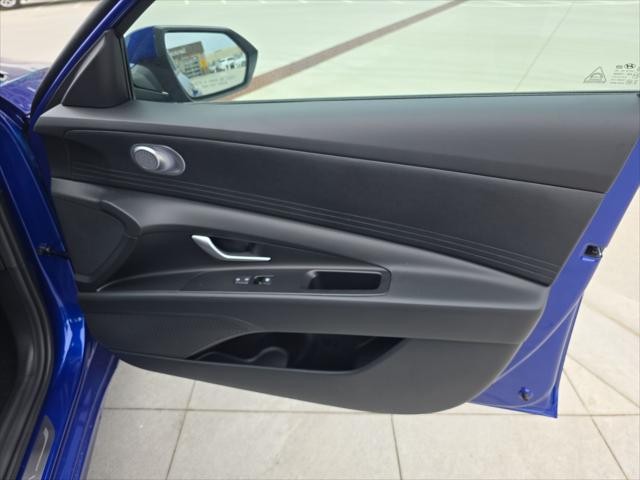 Hyundai Elantra Vehicle Full-screen Gallery Image 31