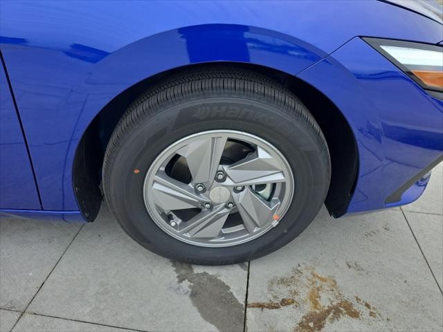 Hyundai Elantra Vehicle Full-screen Gallery Image 32