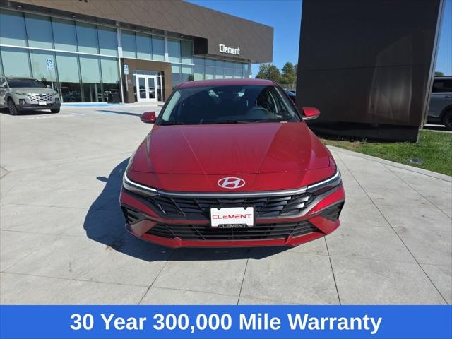 Hyundai Elantra Vehicle Full-screen Gallery Image 2