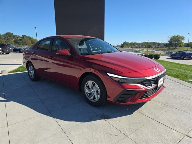 Hyundai Elantra Vehicle Full-screen Gallery Image 3