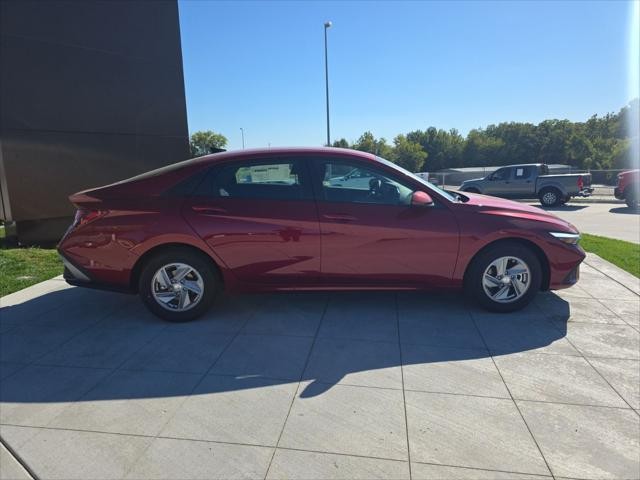 Hyundai Elantra Vehicle Full-screen Gallery Image 4