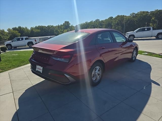 Hyundai Elantra Vehicle Full-screen Gallery Image 6