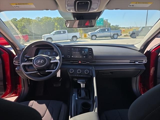 Hyundai Elantra Vehicle Full-screen Gallery Image 11