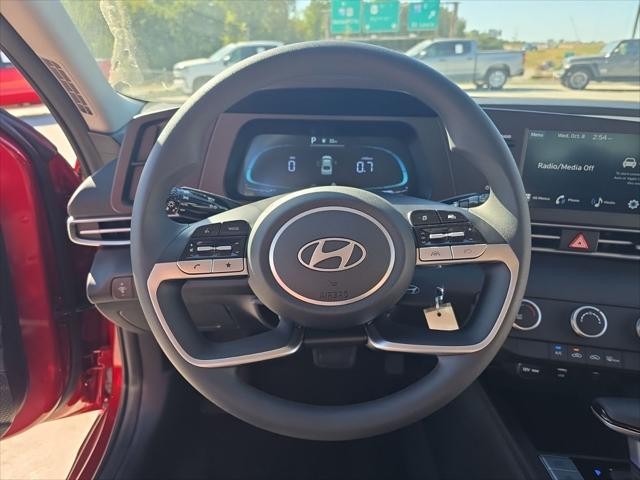 Hyundai Elantra Vehicle Full-screen Gallery Image 14