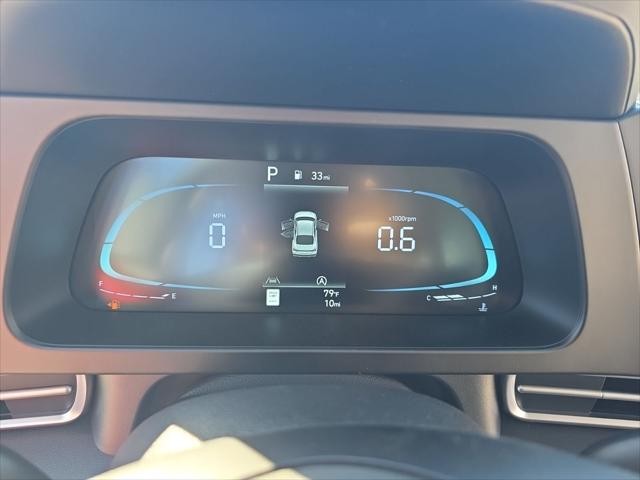 Hyundai Elantra Vehicle Full-screen Gallery Image 18