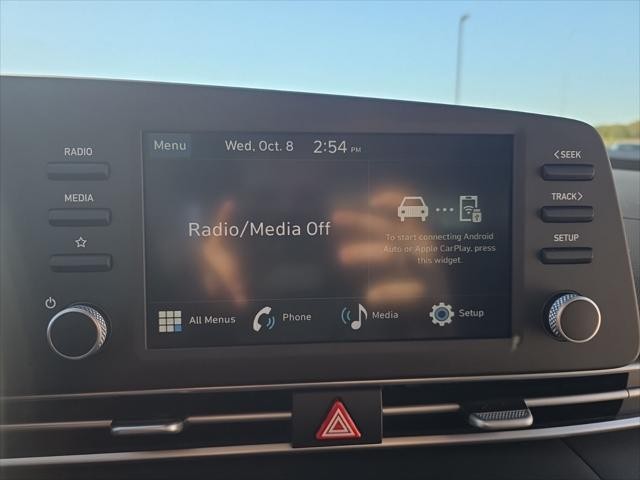 Hyundai Elantra Vehicle Full-screen Gallery Image 19