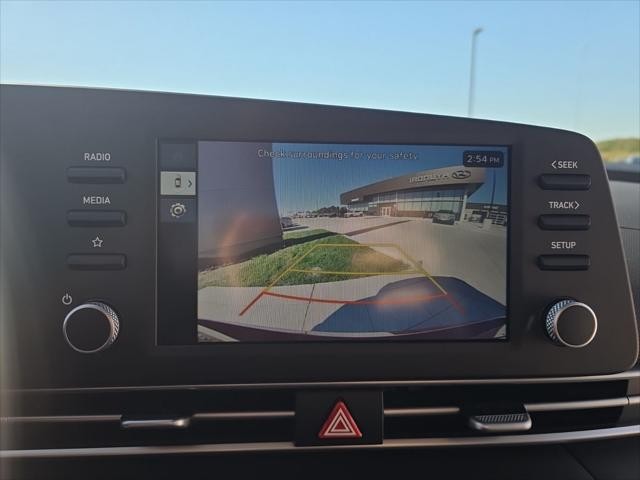 Hyundai Elantra Vehicle Full-screen Gallery Image 20