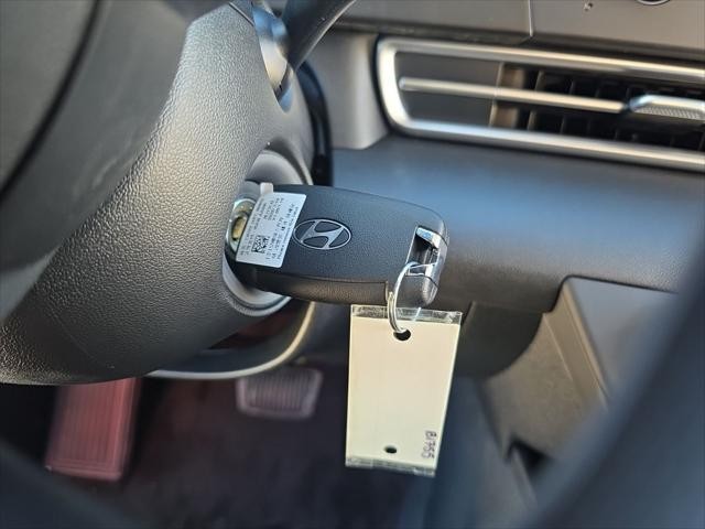 Hyundai Elantra Vehicle Full-screen Gallery Image 23