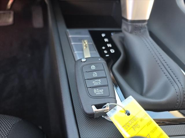 Hyundai Elantra Vehicle Full-screen Gallery Image 24