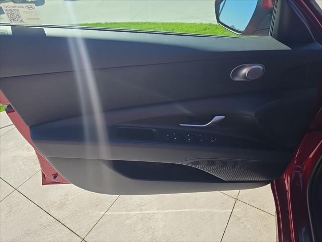 Hyundai Elantra Vehicle Full-screen Gallery Image 26