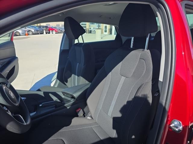 Hyundai Elantra Vehicle Full-screen Gallery Image 28