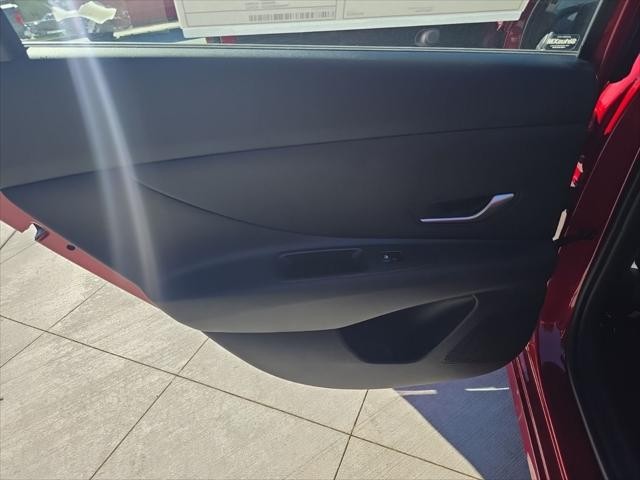 Hyundai Elantra Vehicle Full-screen Gallery Image 29