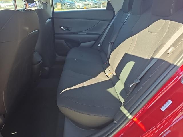 Hyundai Elantra Vehicle Full-screen Gallery Image 30