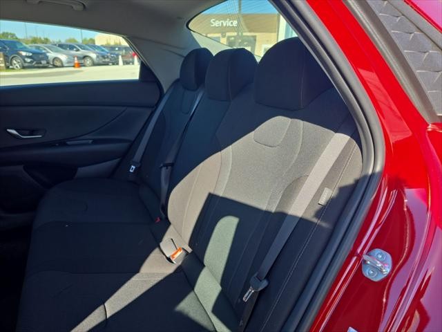 Hyundai Elantra Vehicle Full-screen Gallery Image 31