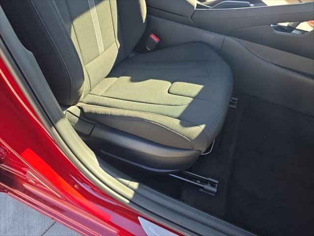 Hyundai Elantra Vehicle Full-screen Gallery Image 32