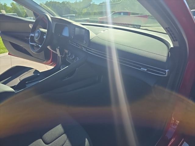 Hyundai Elantra Vehicle Full-screen Gallery Image 33