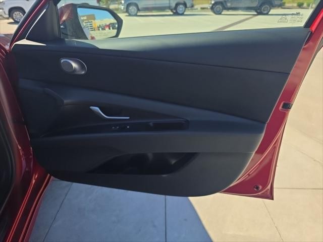 Hyundai Elantra Vehicle Full-screen Gallery Image 34