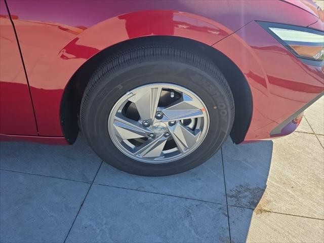 Hyundai Elantra Vehicle Full-screen Gallery Image 35