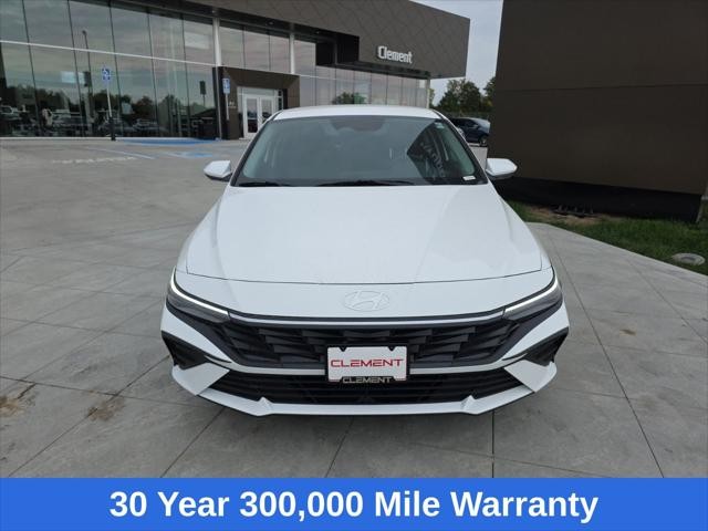 Hyundai Elantra Vehicle Full-screen Gallery Image 2