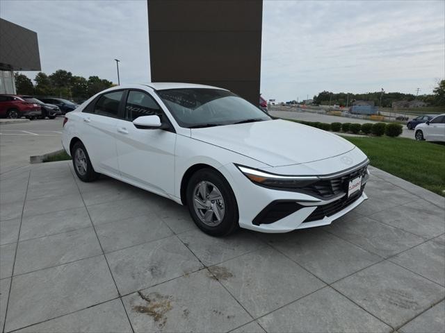 Hyundai Elantra Vehicle Full-screen Gallery Image 3