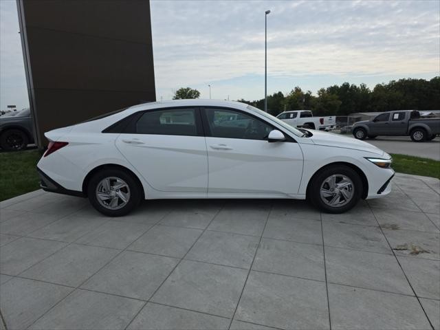 Hyundai Elantra Vehicle Full-screen Gallery Image 4