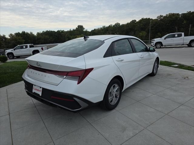 Hyundai Elantra Vehicle Full-screen Gallery Image 6