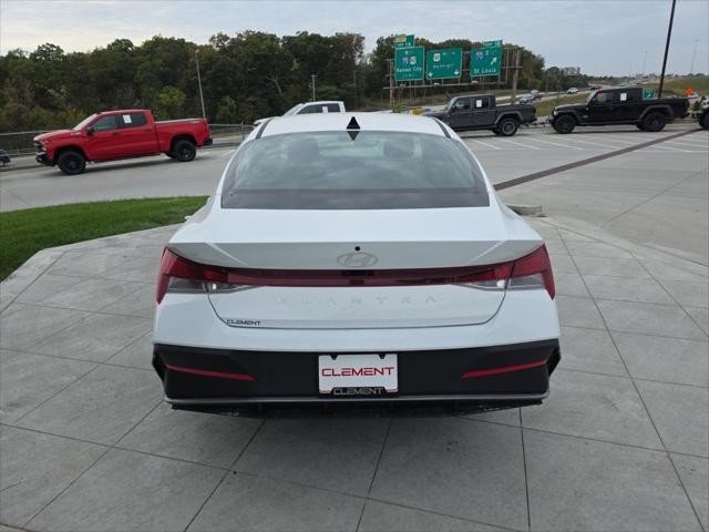 Hyundai Elantra Vehicle Full-screen Gallery Image 7