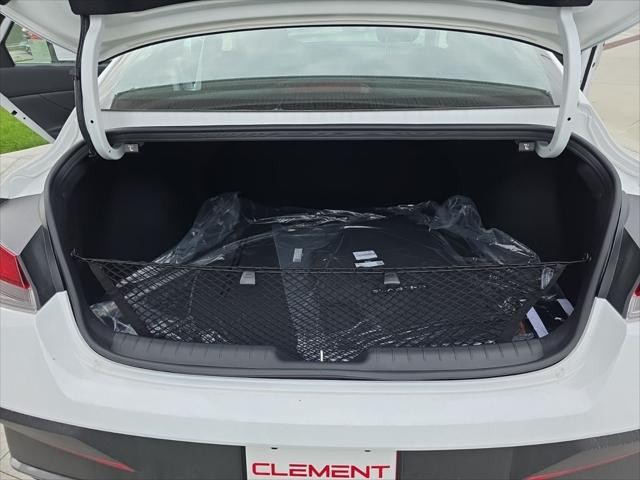 Hyundai Elantra Vehicle Full-screen Gallery Image 9