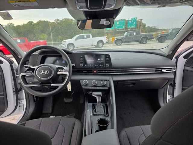 Hyundai Elantra Vehicle Full-screen Gallery Image 11