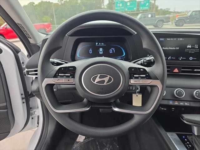 Hyundai Elantra Vehicle Full-screen Gallery Image 14