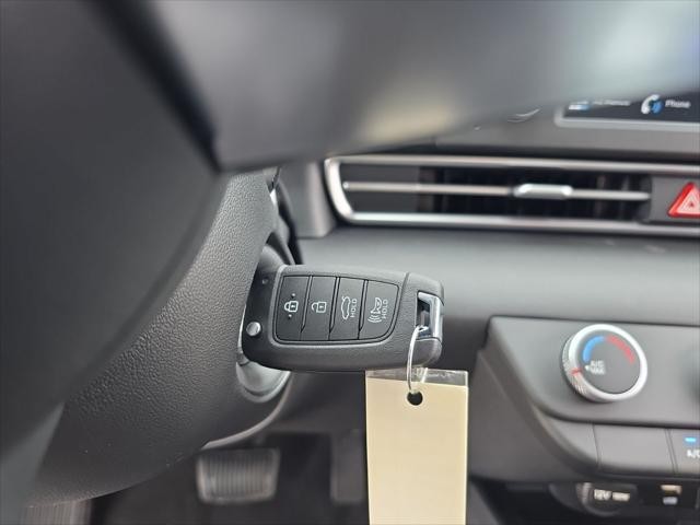 Hyundai Elantra Vehicle Full-screen Gallery Image 18