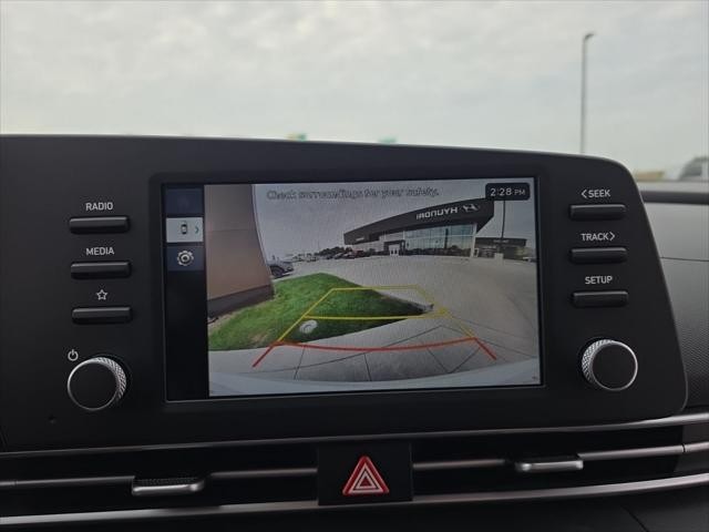 Hyundai Elantra Vehicle Full-screen Gallery Image 21