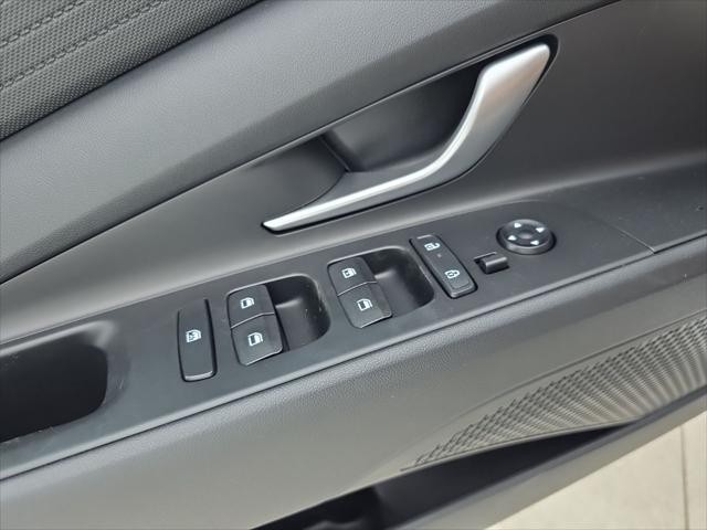 Hyundai Elantra Vehicle Full-screen Gallery Image 24