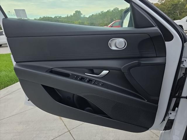 Hyundai Elantra Vehicle Full-screen Gallery Image 25