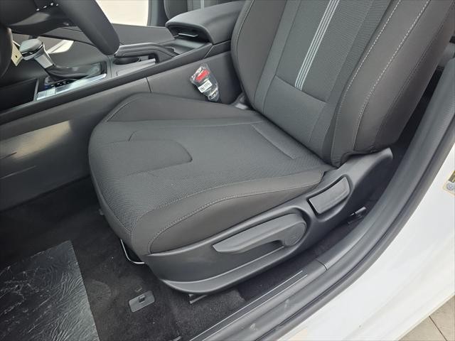 Hyundai Elantra Vehicle Full-screen Gallery Image 26