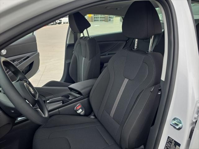 Hyundai Elantra Vehicle Full-screen Gallery Image 27