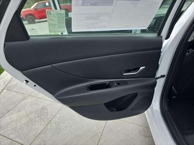 Hyundai Elantra Vehicle Full-screen Gallery Image 28