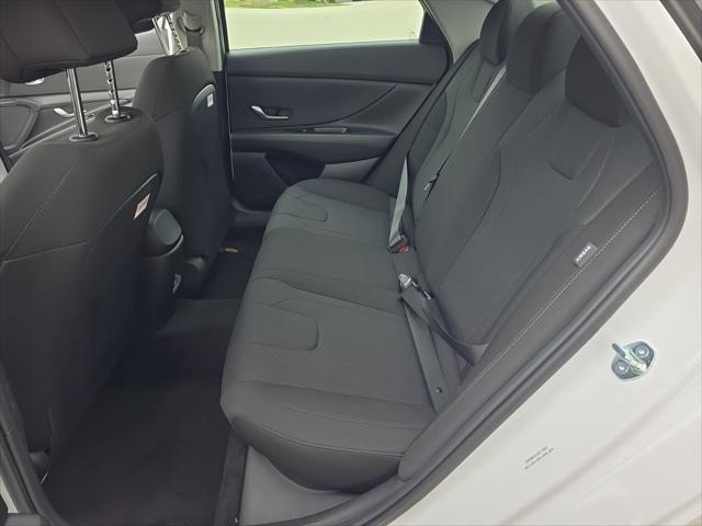 Hyundai Elantra Vehicle Full-screen Gallery Image 29