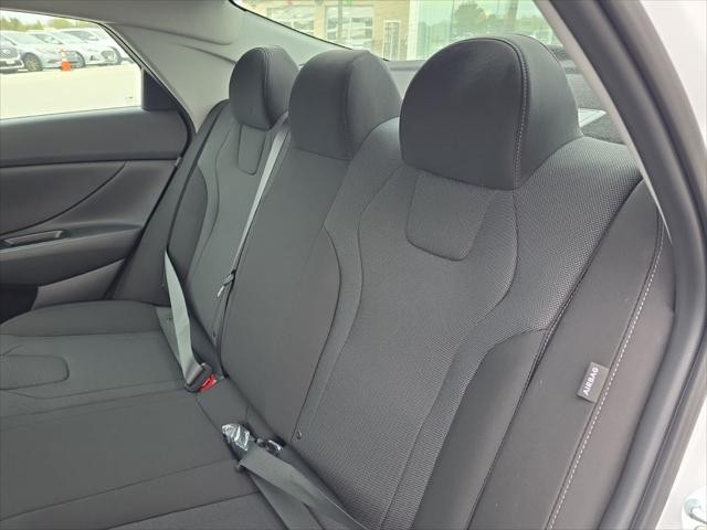 Hyundai Elantra Vehicle Full-screen Gallery Image 30