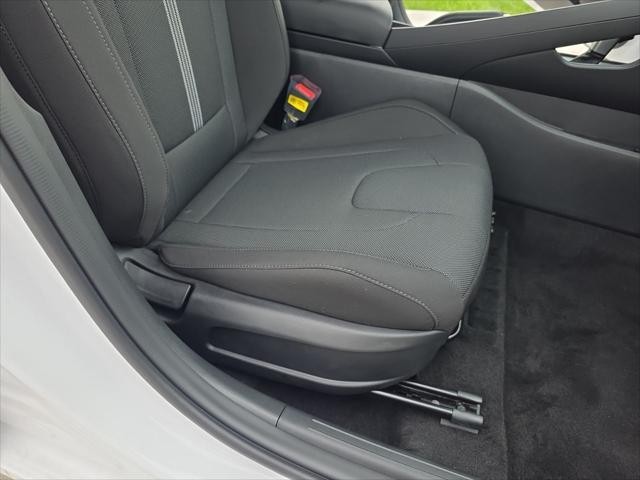 Hyundai Elantra Vehicle Full-screen Gallery Image 31