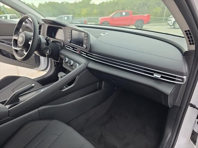 Hyundai Elantra Vehicle Full-screen Gallery Image 32