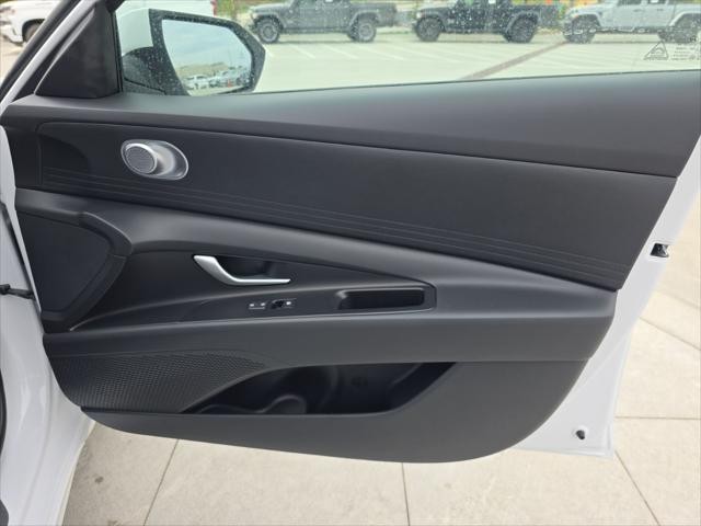 Hyundai Elantra Vehicle Full-screen Gallery Image 33