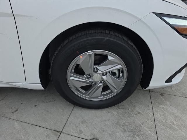 Hyundai Elantra Vehicle Full-screen Gallery Image 34