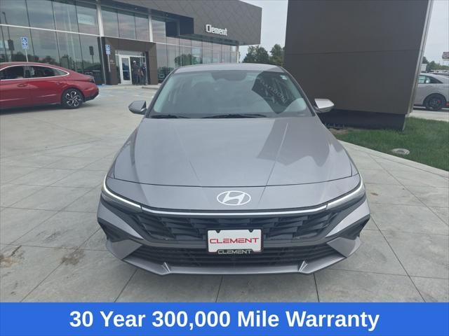 Hyundai Elantra Vehicle Full-screen Gallery Image 2