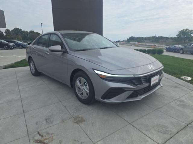 Hyundai Elantra Vehicle Full-screen Gallery Image 3